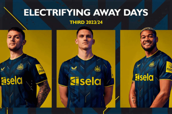 Terceira Camisa Newcastle Castore 2023/24 em azul marinho, carbono e amarelo. Detalhes geométricos, gola e punhos elegantes, NUFC na nuca, escudo e logo em amarelo. Edição exclusiva de estilo futebolístico.